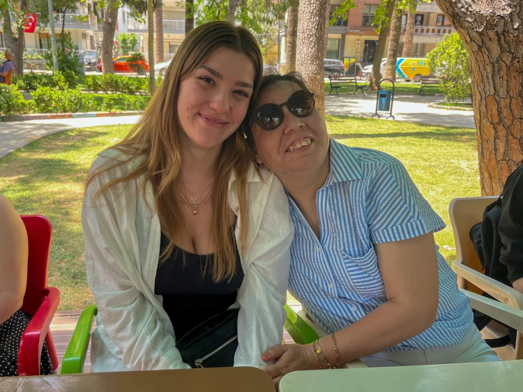 İzmir Bornova’da bağlar sevgiyle örüldü