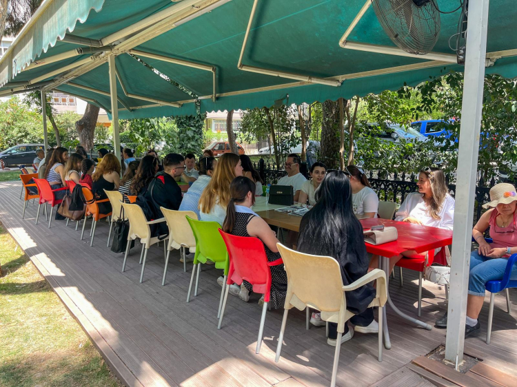 İzmir Bornova’da bağlar sevgiyle örüldü