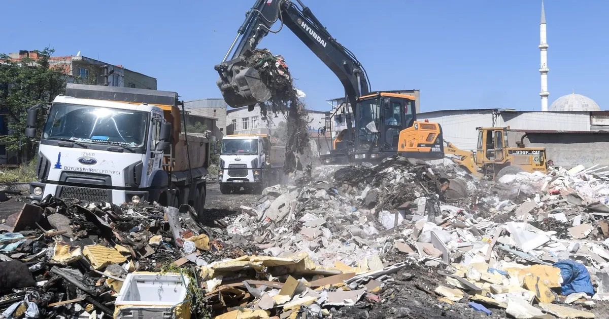 İzmir Buca'da temizlik operasyonu