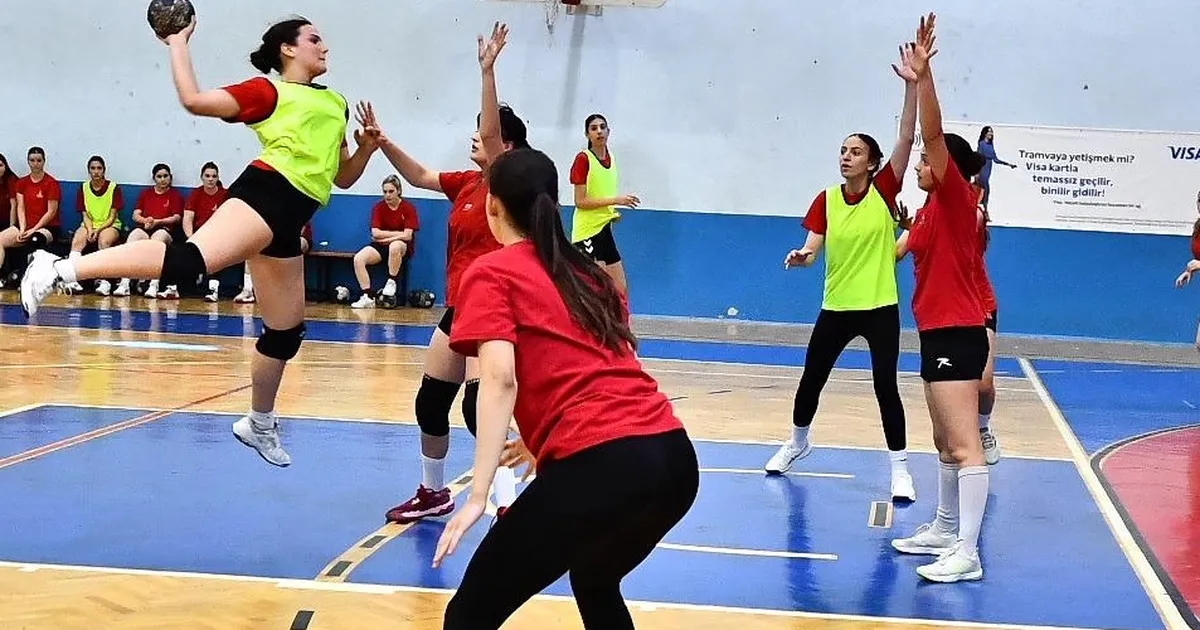 İzmir Büyükşehir Spor Kulübü hentbol takımlarıyla parlıyor
