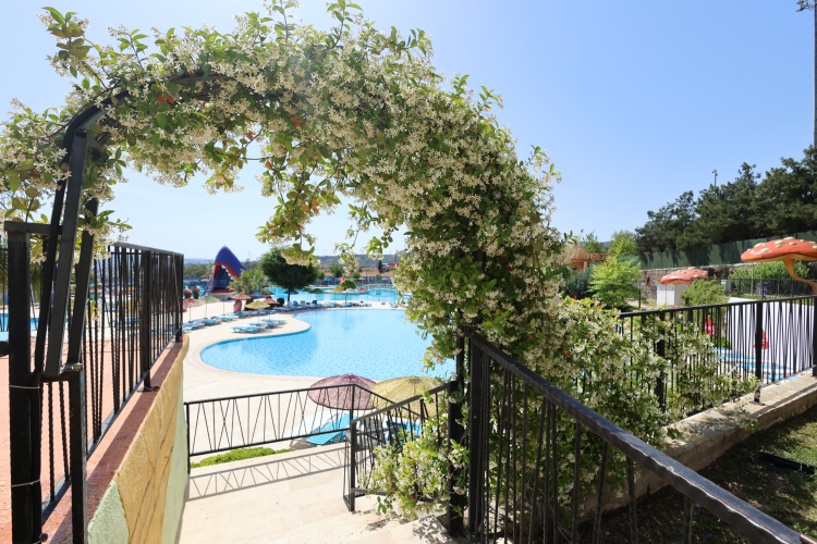 İzmir Karabağlar’da Aqua Yaşam yüzme havuzu yeni sezonunu açtı