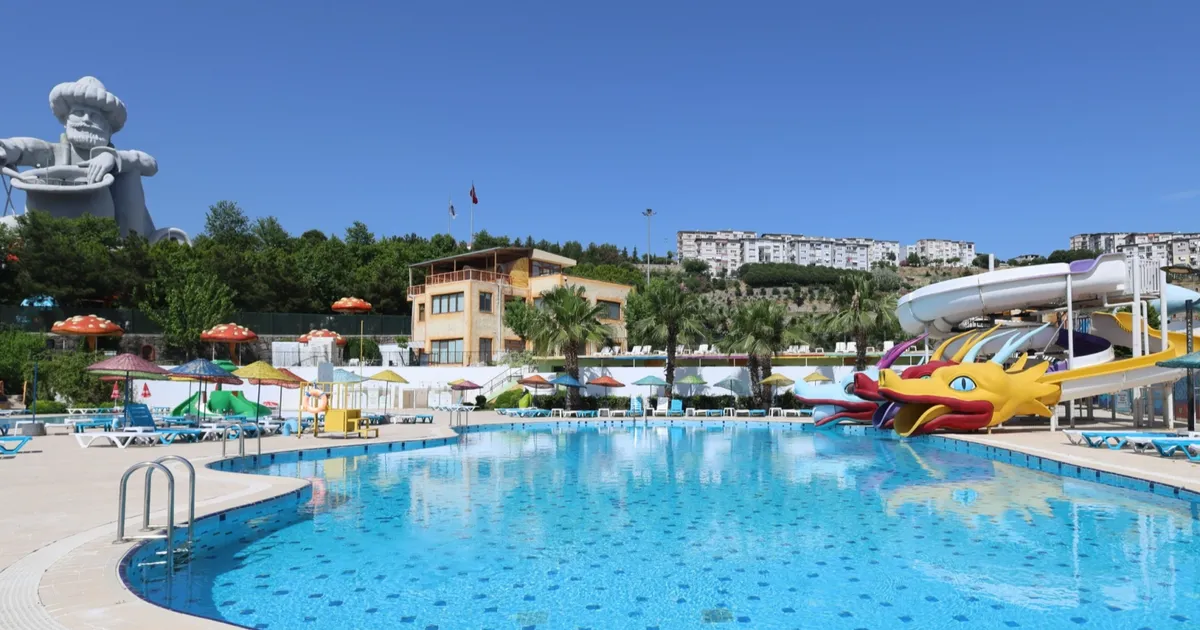 İzmir Karabağlar’da Aqua Yaşam yüzme havuzu yeni sezonunu açtı