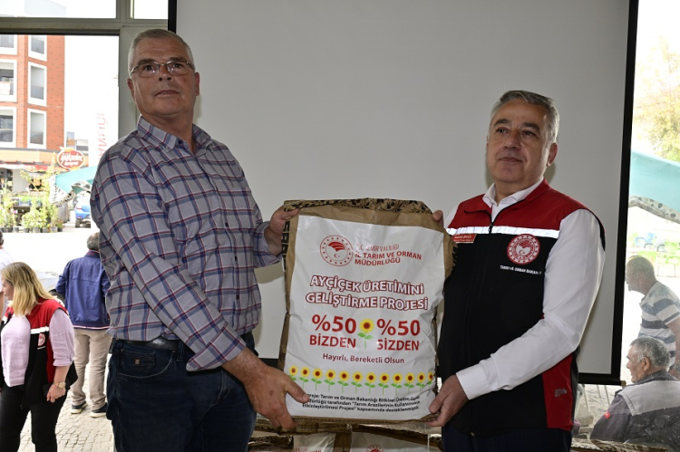 İzmir'de ayçiçeği üreticilerine yerli tohum desteği