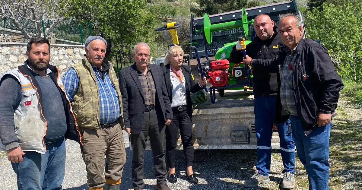 İzmir’de çiftçilere destek: İlaçlama makinesi hediye edildi