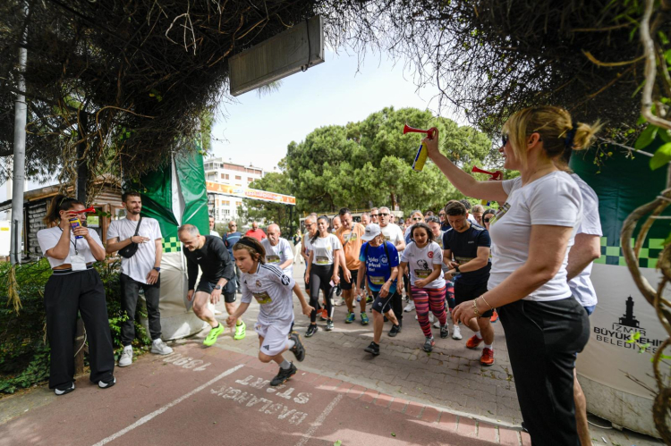 İzmir'de doğaseverler köy okulları için koştu