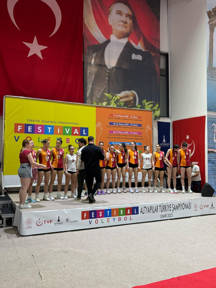 İzmir'de 'Festival Voleybol'da ilk ödüller verildi