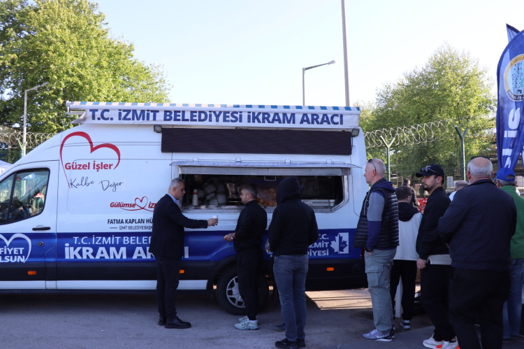 İzmit'te TÜPRAŞ işçilerine sıcak destek