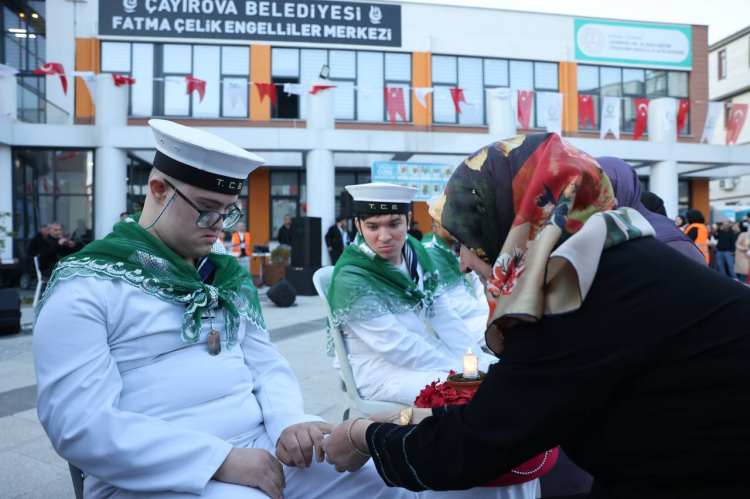 Kocaeli Çayırova’nın özel askerlerine kına gecesi