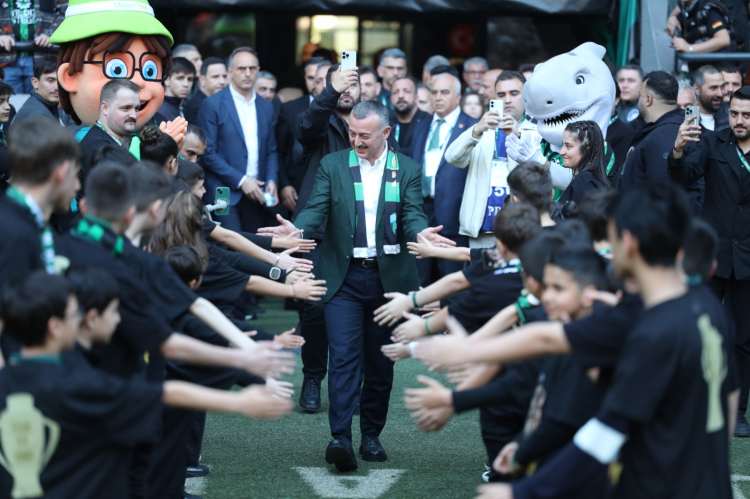 Kocaeli şampiyonluk kupasını kaldırdı!