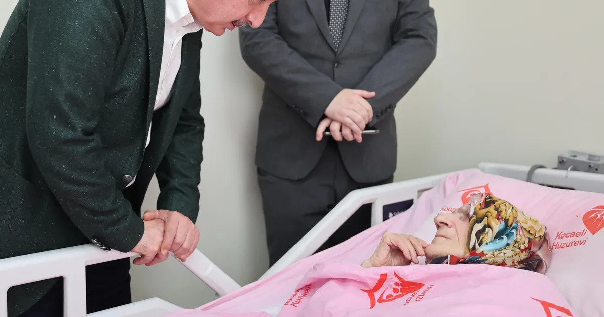 Kocaeli'de Başkan Büyükakın, Anneler Günü’nde şehit ailesi ve huzurevine gitti
