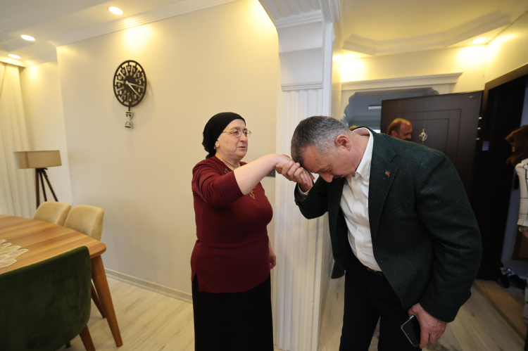Kocaeli'de Başkan Büyükakın, Anneler Günü’nde şehit ailesi ve huzurevine gitti
