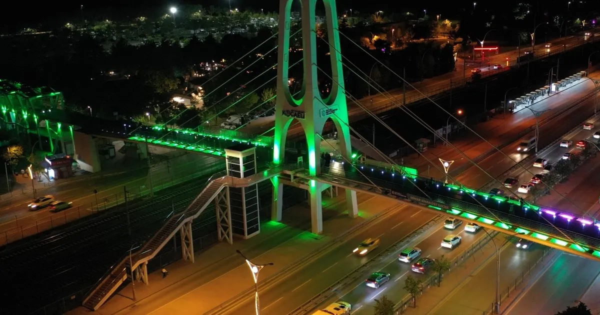 Kocaeli'nde üst geçitler yeşile büründü