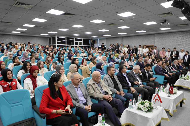 Konya'da gençler ve uzmanları bir araya geldi