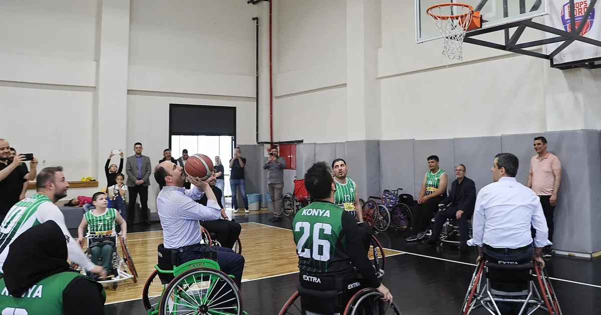 Konya'da tekerlekli sandalyede pota heyecanı