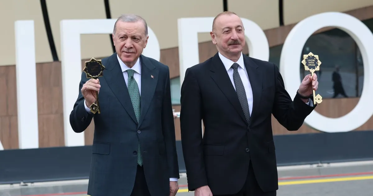 Laçın'ın sembolik anahtarları iki liderde
