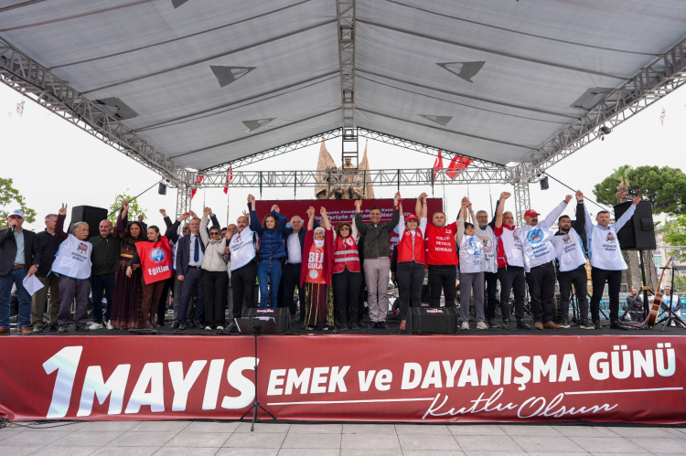 Manisa'da Başkan Zeyrek emekçilerle omuz omuza yürüdü