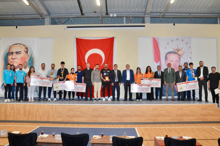 Mardin Midyat'ta masa tenisinde ödüller sahibini buldu