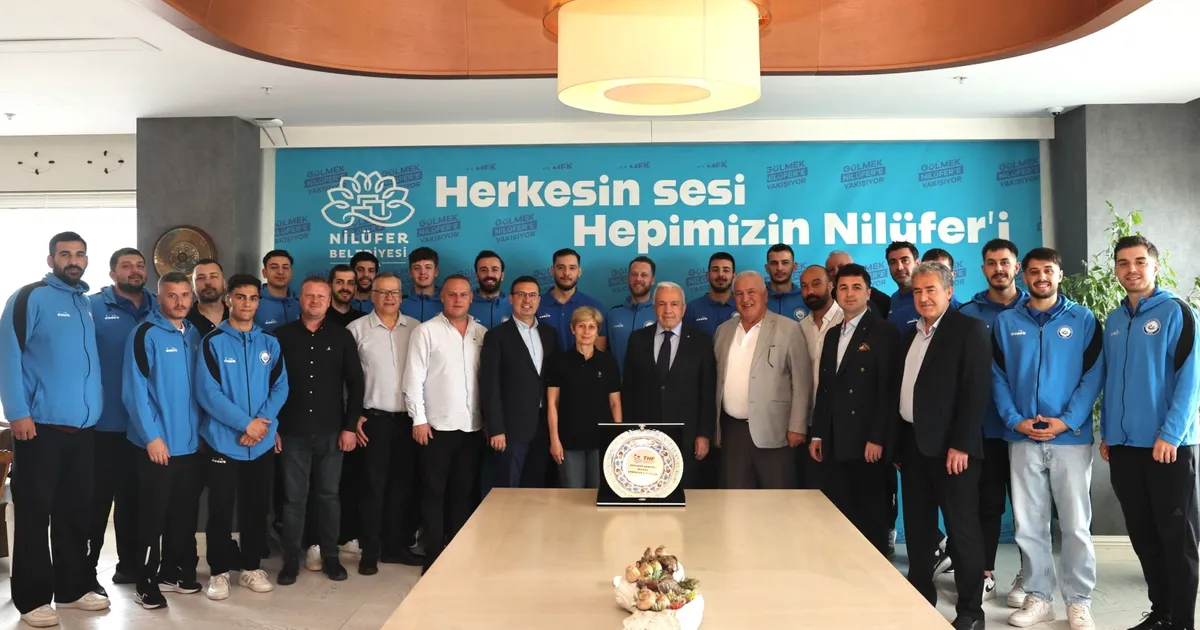Nilüferli hentbolcular başarılarını Başkan Özdemir’le paylaştı