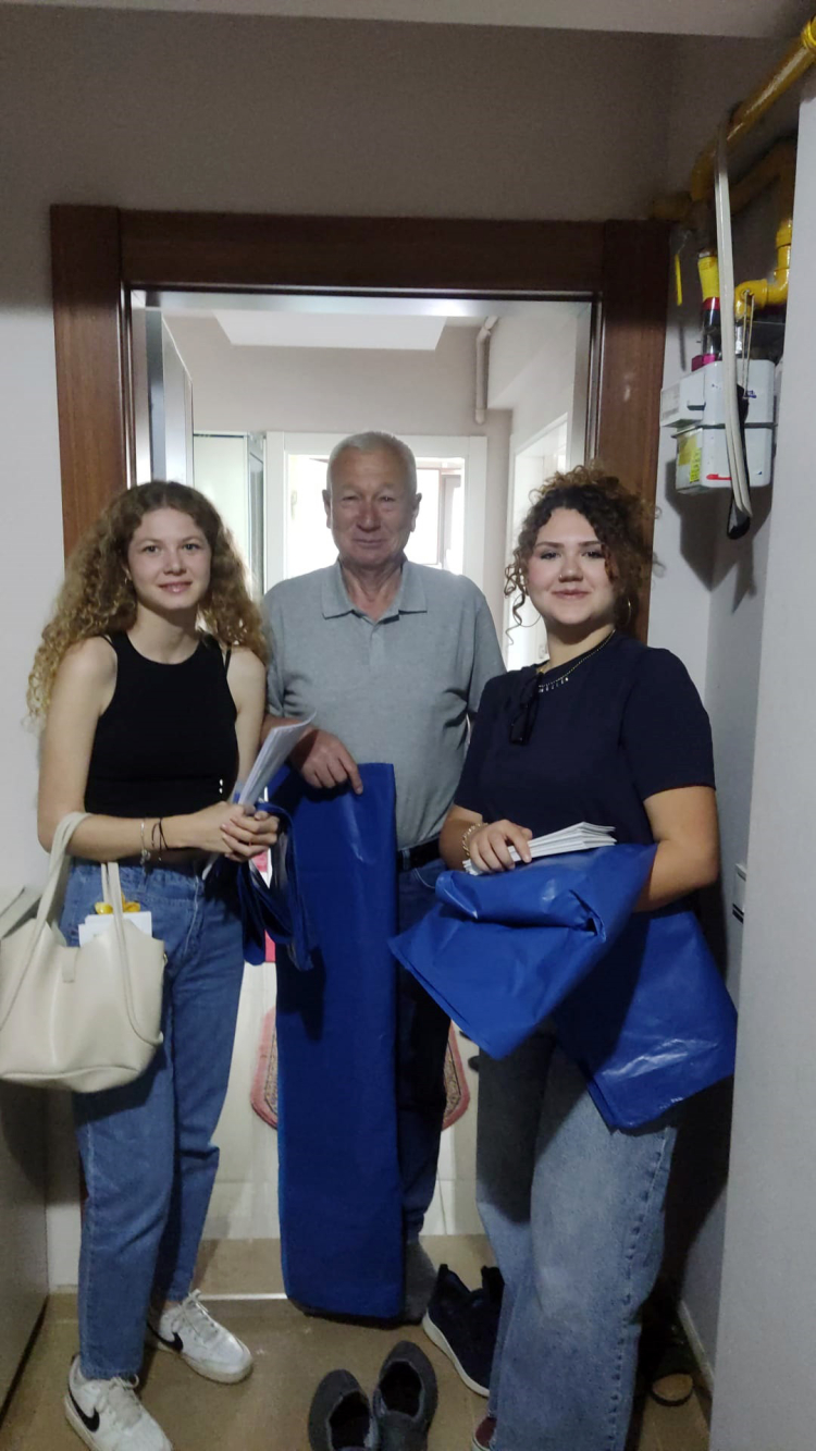 Öğrenciler kapı kapı dolaşılarak halka çevre bilinci kazandırıyor