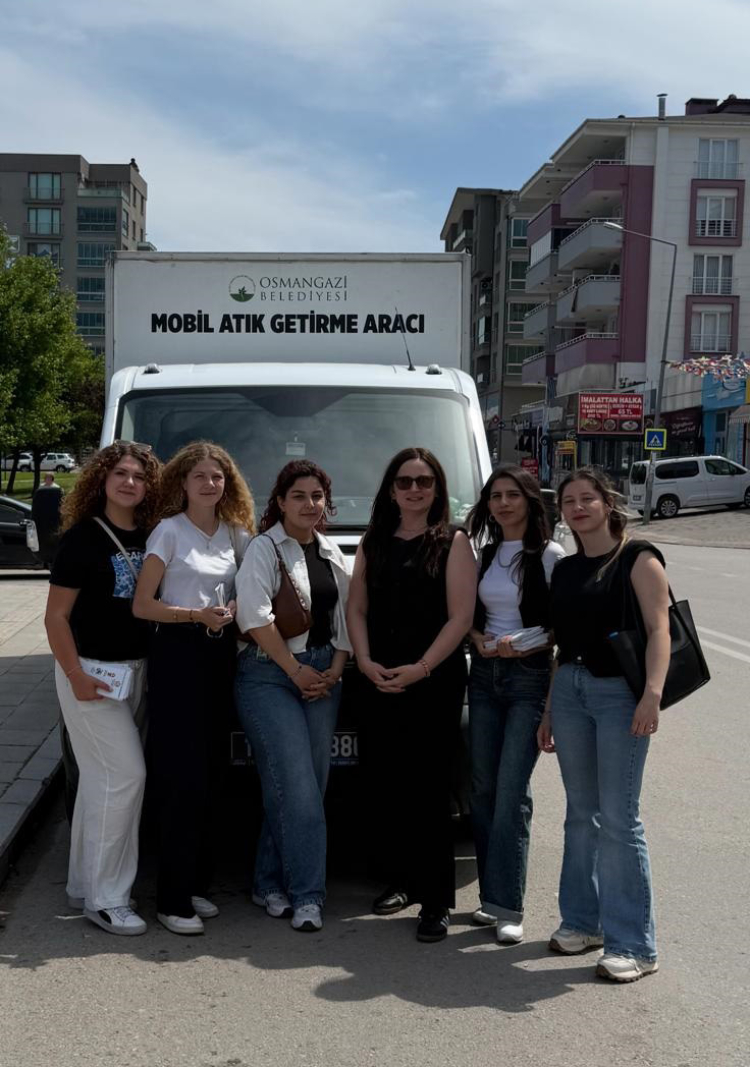 Öğrenciler kapı kapı dolaşılarak halka çevre bilinci kazandırıyor