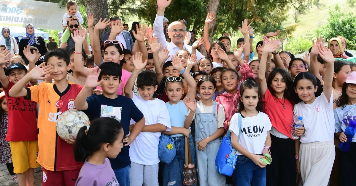 Rengarenk uçurtmalar Beydağı’nda gökyüzüyle buluştu