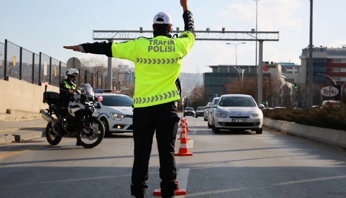 Sürücüler, kemerleri sıkı bağlayın,