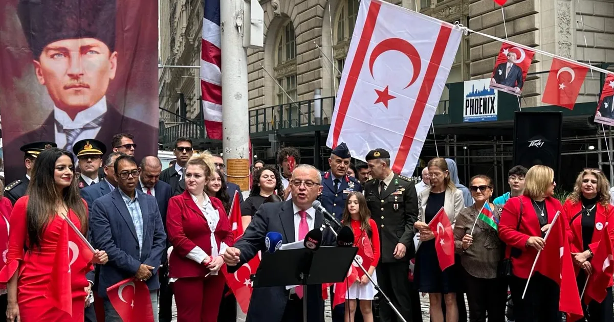 Türk Bayrağı Wall Street'te göndere çekildi