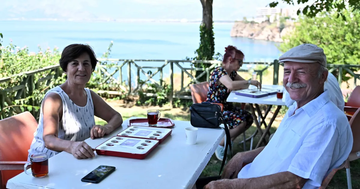Antalya'da kıdemli kent sakinlerinden mangala keyfi