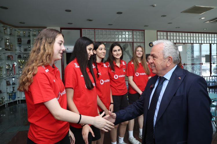 Başkan Şadi Özdemir’den filenin genç sultanlarına motivasyon ziyareti