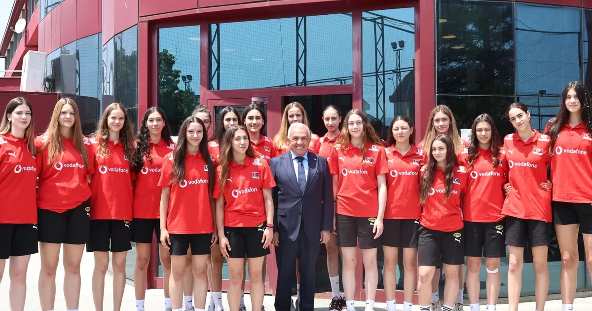 Başkan Şadi Özdemir’den filenin genç sultanlarına motivasyon ziyareti
