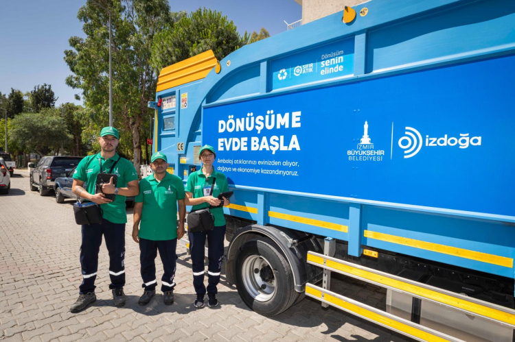 Başkan Tugay “Dönüşüme Evde Başla” projesi için QR kodlu poşet dağıttı