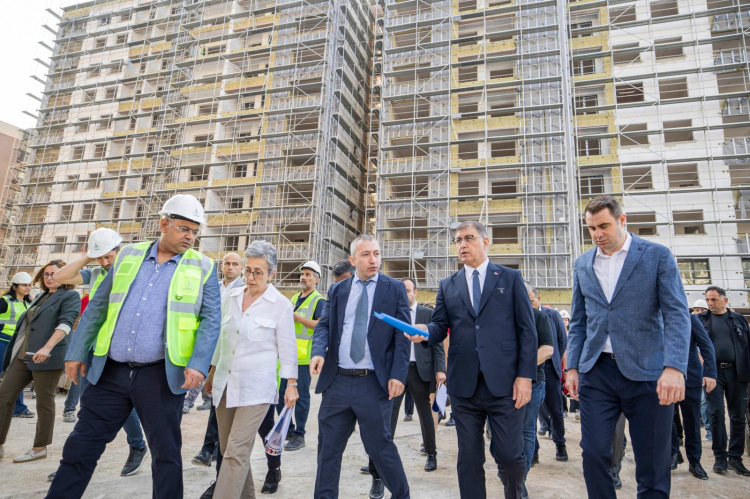 Başkan Tugay'dan Örnekköy’de kentsel dönüşüm denetimi