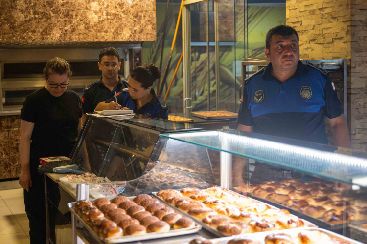 Bornova’da sabaha karşı denetim mesaisi