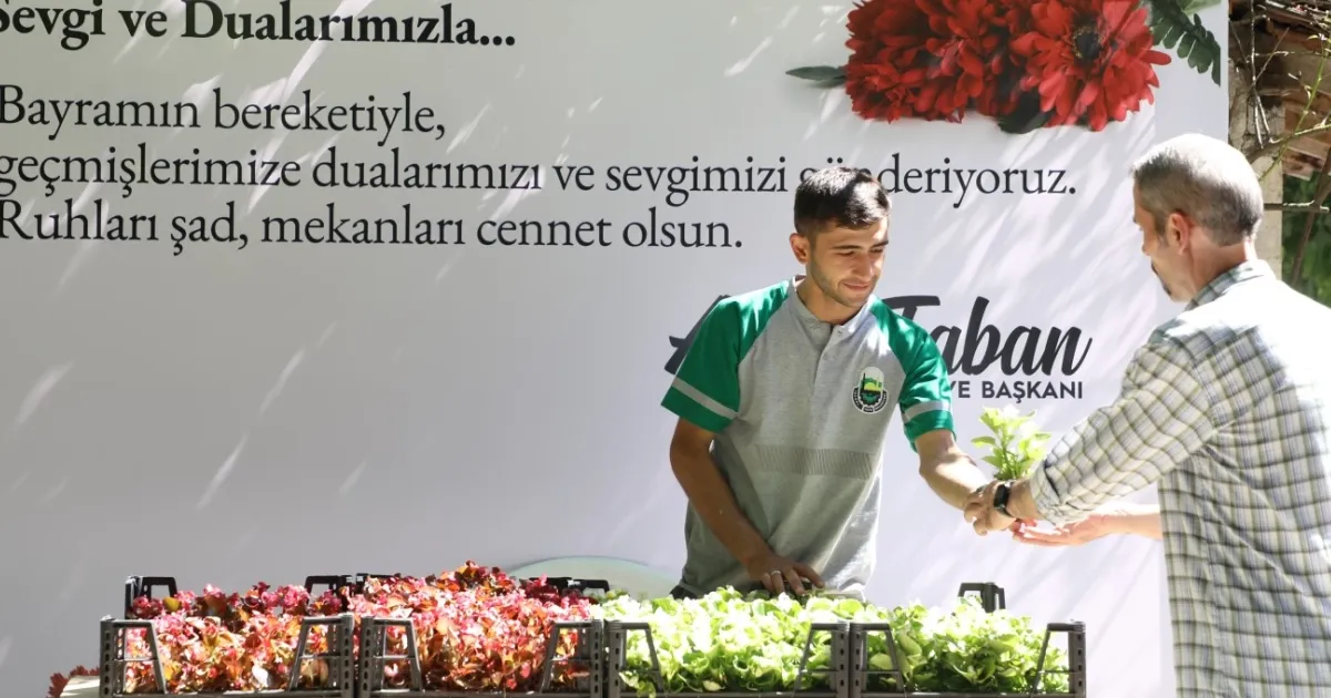 Bursa İnegöl Belediyesi mezarlıklarda 9 bin çiçek dağıttı