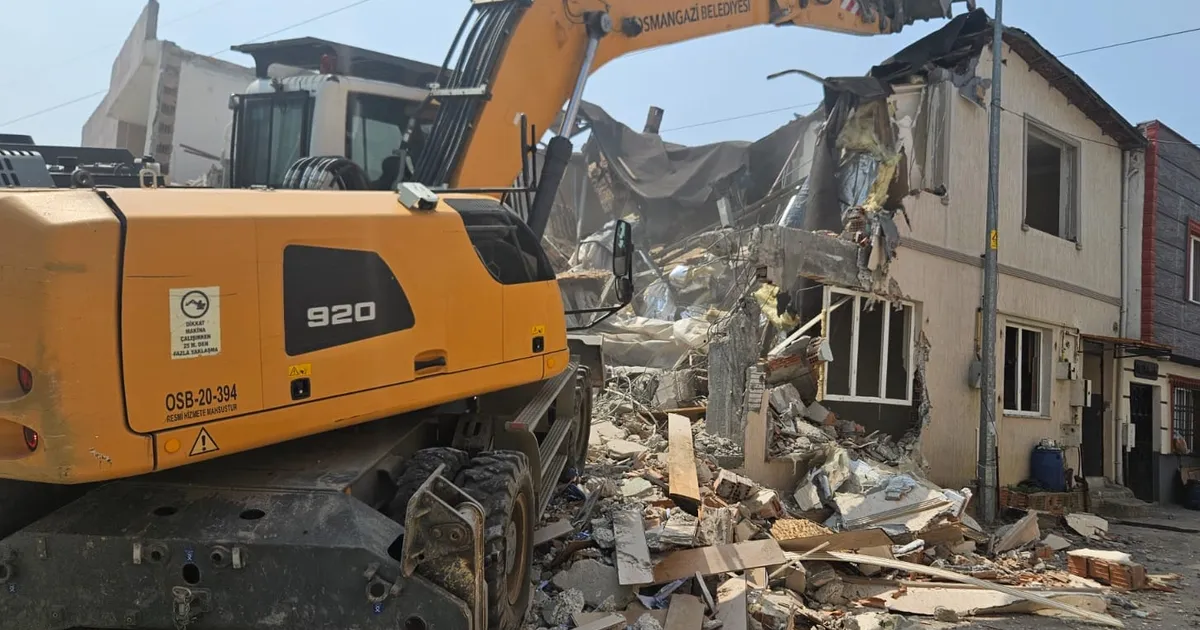 Bursa Osmangazi'de iki katlı kaçak bina yıkıldı