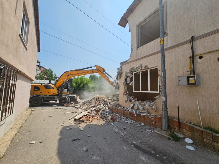 Bursa Osmangazi'de iki katlı kaçak bina yıkıldı