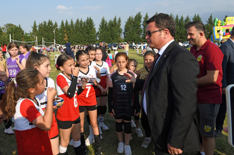 Bursa Osmangazi’de kız çocukları için Mini Voleybol Şenliği
