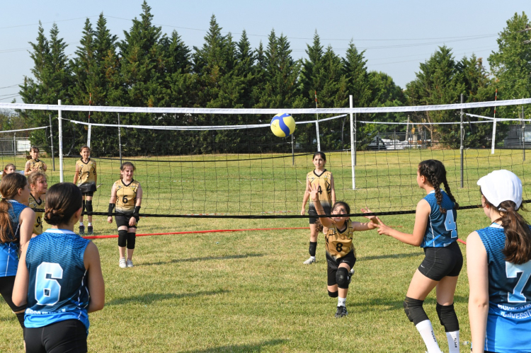 Bursa Osmangazi’de kız çocukları için Mini Voleybol Şenliği