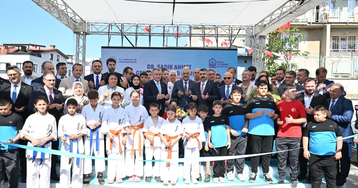 Bursa Yıldırım’da 7’den 70’e spor ve kültür merkezi açıldı