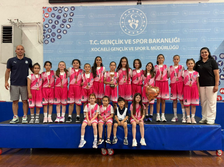 Çayırova'nın sporcuları madalya ve kupalara doymuyor