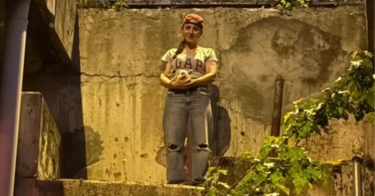Düzce'de duyarlılık... Canını hiçe sayıp, mahsur kalan yavru kediyi kurtardı!