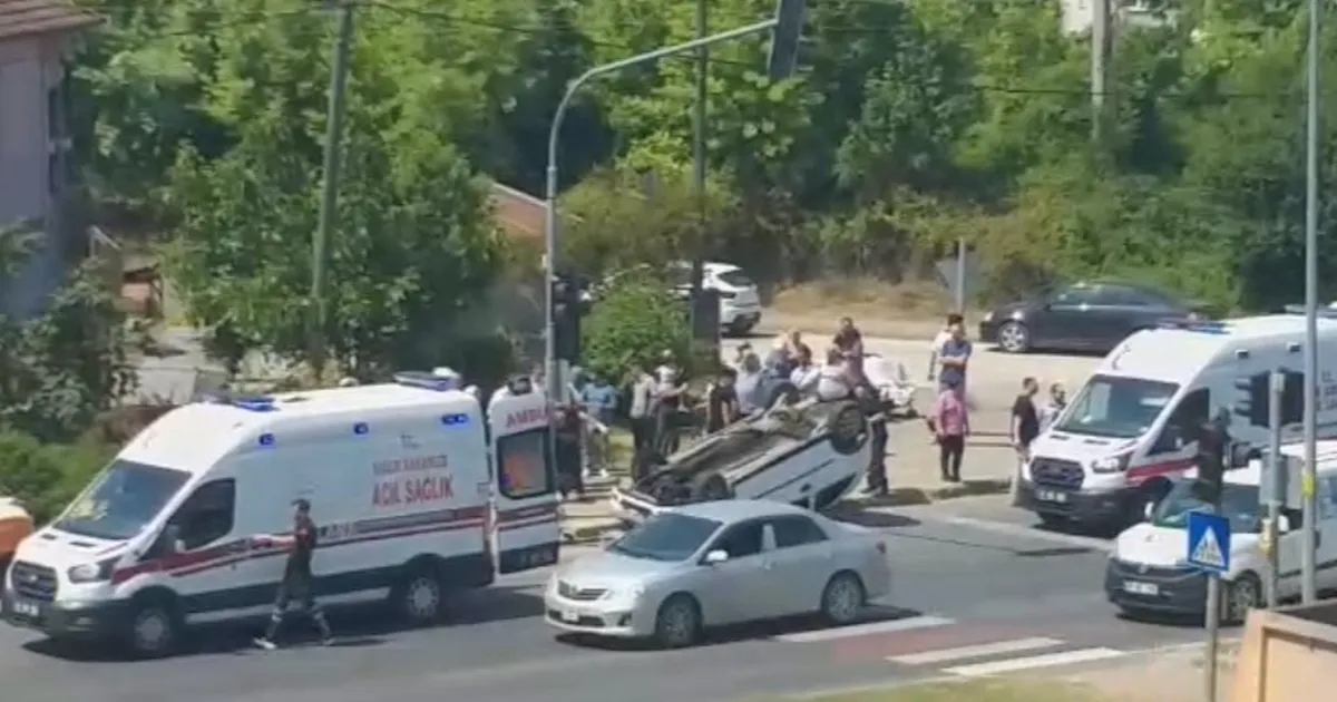 Düzce’de yaya geçidinde araç takla attı: 3 yaralı!