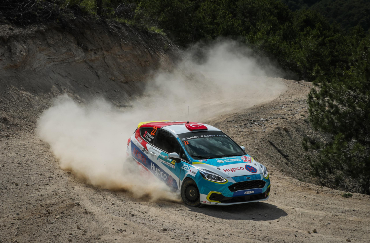 Engelli kadın ralliciden çifte podyum