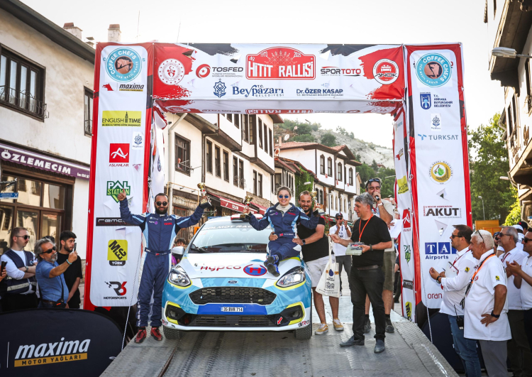Engelli kadın ralliciden çifte podyum