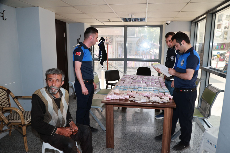 Gebze'de dilenci şoku! Üzerinden 20 bin TL'den fazla para çıktı!