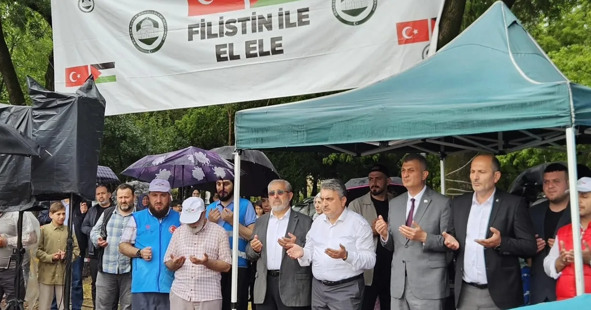 Gölcük’te yağmura rağmen Filistin için tek yürek oldular