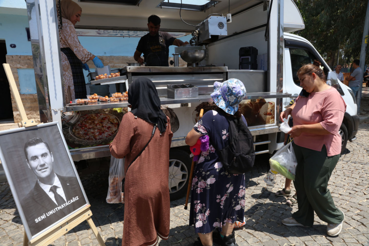 İzmir Güzelbahçe’de Ferdi Zeyrek adına lokma döküldü