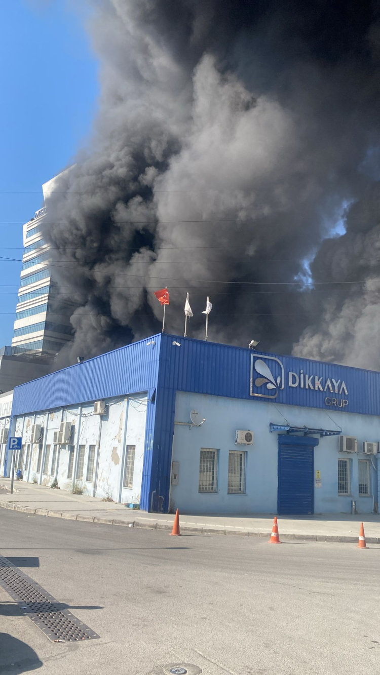 İzmir’de plastik deposunda yangın!