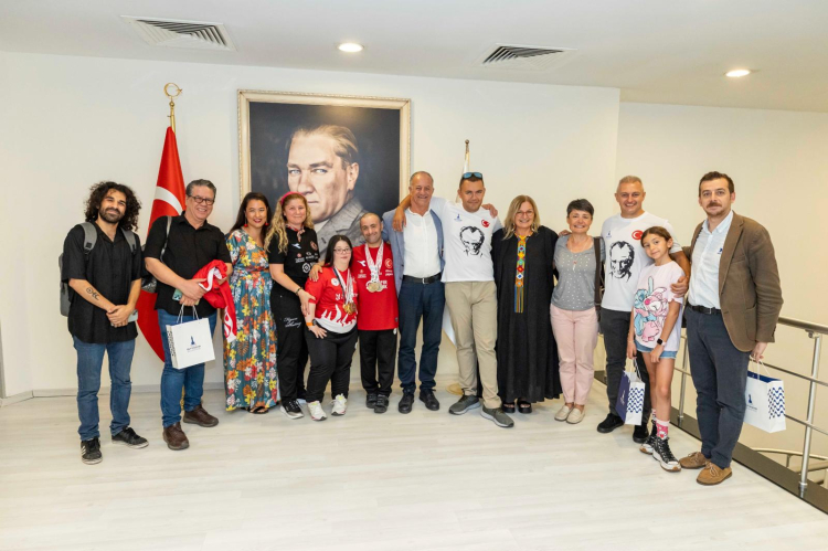 İzmir'in gururlarından Başkan Tugay'a ziyaret