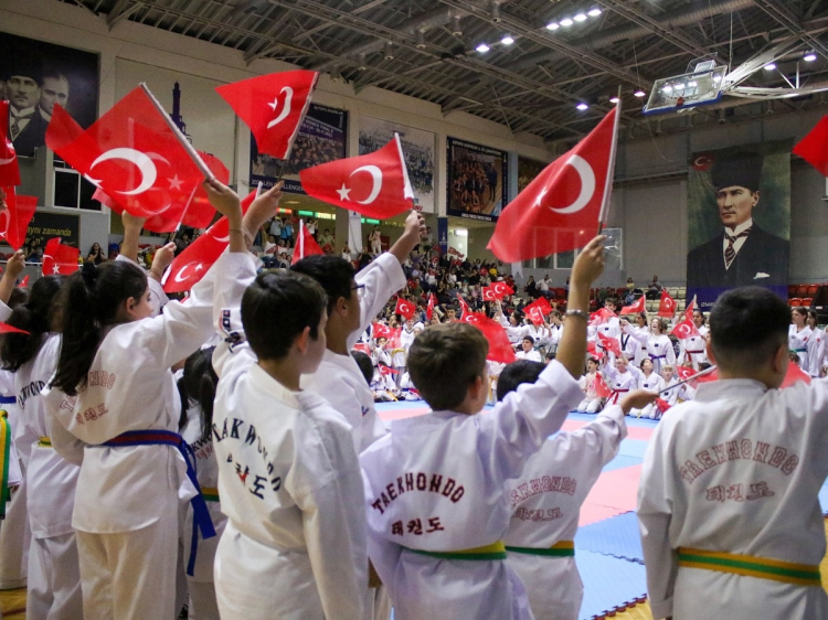 İzmir'in lisanslı sporcuları gururlandırıyor